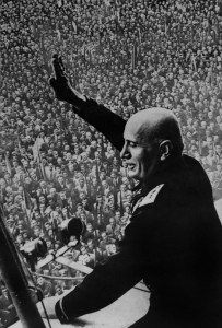 Interbellum - Mussolini spreekt menigte toe - Bron: www.italie.blog.lemonde.fr