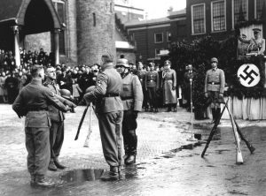 Beediging eerste vrijwilliers op Binnenhof 1941 - bron: anp-archief.nl