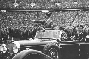 Interbellum - Adolf Hitler groet de massa Nazi soldaten in 1938 - Bron: www.wfae.org